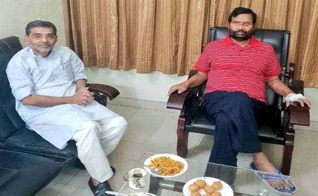 उपेंद्र कुशवाहा ने की रामविलास पासवान से मुलाकात, सीट शेयरिंग पर भी की चर्चा