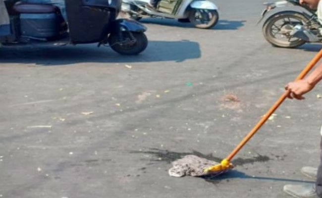 सड़क पर थूके तो खैर नहीं, देना होगा जुर्माना और करनी पड़ेगी...