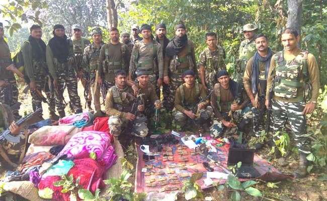 चाईबासा : पुलिस और PLFI के बीच मुठभेड़, जान बचाकर भागे नक्सली, भारी मात्रा में हथियार बरामद
