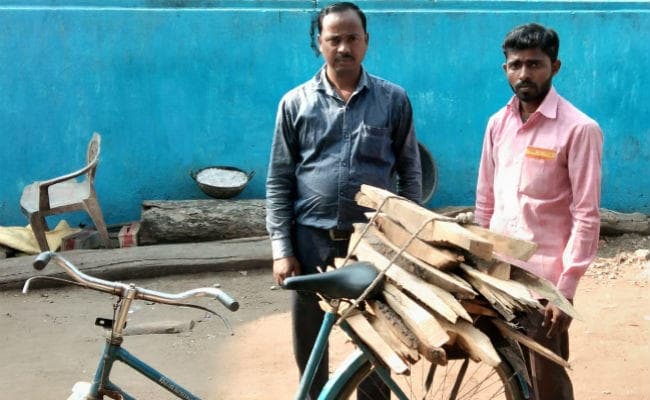 50 वर्षों से आम की लकड़ियों का निशुल्क वितरण करते आ रहे हैं केसर महतो के परिजन