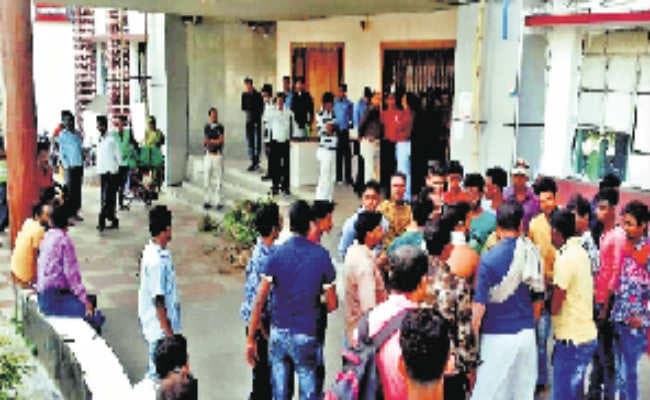 सड़क दुर्घटना में हुई मौत से उत्तेजना, परिजनों ने अस्पताल में की भारी तोड़फोड़