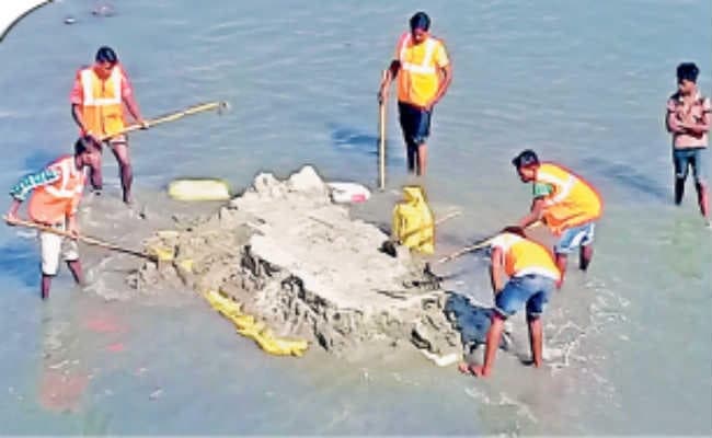 नदियों को प्रदूषण से बचाने को लेकर पुलिस सख्‍त,  बीच नदी में बन रहे छठ घाटों को पुलिस ने हटाया