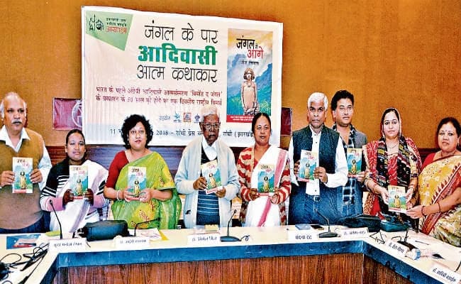 रांची : आदिवासी अपनी मातृभाषा के साथ राष्ट्रीय व अंतरराष्ट्रीय भाषा में भी लिखने की पहल करें