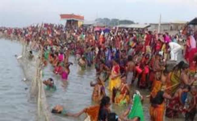 गंगा स्नान को उमड़ी व्रतियों व श्रद्धालुओं की भीड़, बाजारों में की खरीदारी, भीड़ के कारण विक्रमशिला पहुंच पथ पर लगा जाम