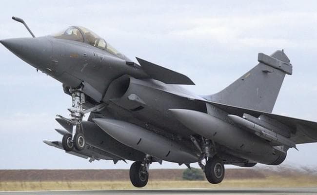 राफेल सौदा : केंद्र ने निर्णय लेने की प्रक्रिया के दस्तावेज याचिकाकर्ताओं को सौंपे