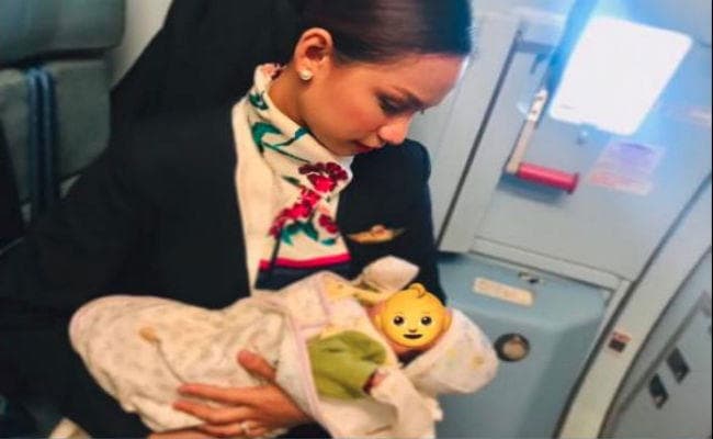 फ्लाइट में ड्यूटी पर किसी एयरहोस्टेस को इस तरह स्तनपान कराते नहीं देखा होगा आपने...