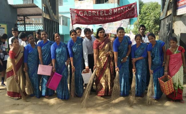 संत गैब्रिएल एंड मोनिका स्‍कूल के शिक्षकों ने चलाया स्‍वच्‍छता अभियान