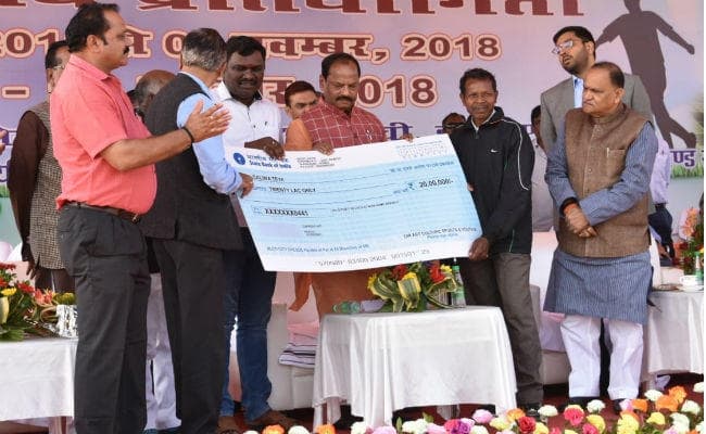 हॉकी खिलाड़ी सलीमा टेटे को मुख्यमंत्री ने दिये 20 लाख रूपये, निक्‍की प्रधान को 10 लाख रुपये