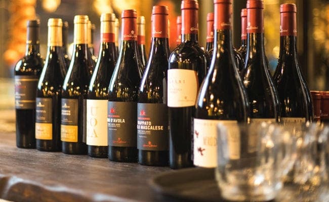 साहिबगंज में शराब दुकानदार कर रहे मनमानी, निर्धारित दर से अधिक की हो रही वसूली