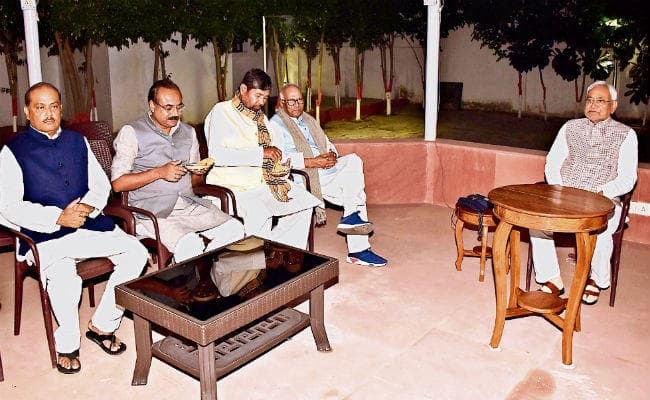 पटना : खरना व्रत संपन्न, अस्ताचलगामी सूर्य को अर्घ आज, मुख्यमंत्री आवास पर लोगों ने किया खरना का प्रसाद ग्रहण