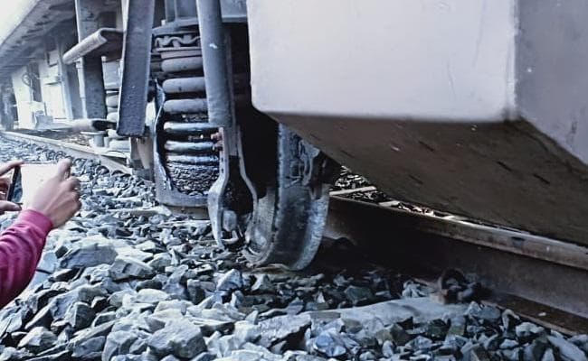 हावड़ा-पुरी धौली एक्सप्रेस पटरी से उतरा