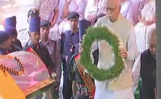 दिवंगत केन्द्रीय मंत्री अनंत कुमार को अंतिम विदाई, आडवाणी, राजनाथ सहित कई दिग्गज रहे मौजूद