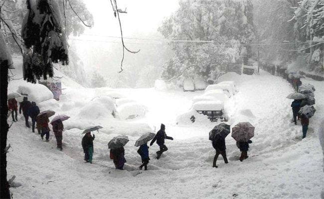 कश्मीर में बर्फबारी, प्रशासन ने जारी की हिमस्खलन की चेतावनी