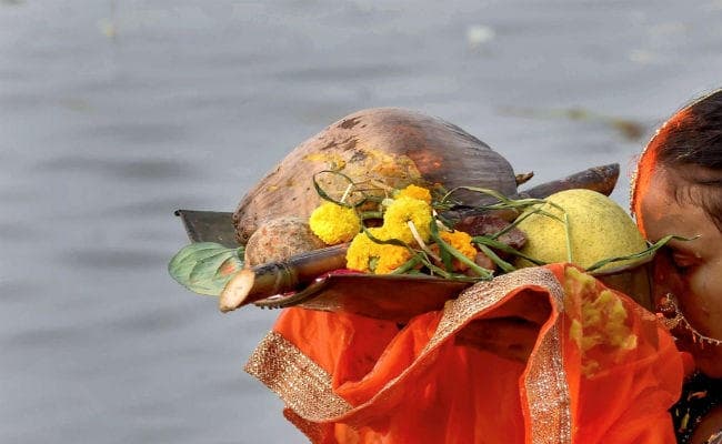 एनजीटी के आदेश का उल्लंघन कर शहर के तालाब में छठ पूजा का आयोजन