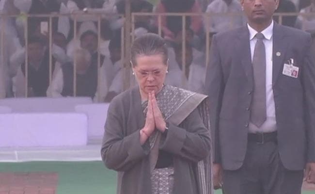 मोदी, प्रणब, मनमोहन, सोनिया समेत राष्ट्र ने नेहरू को दी श्रद्धांजलि