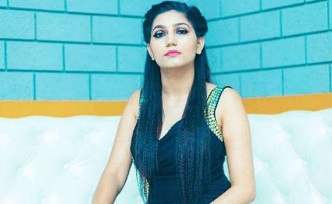 VIDEO: हरियाणवी छोरी सपना चौधरी का दबंग अवतार, भीड़ ने घेरी कार तो कह दी ये बात