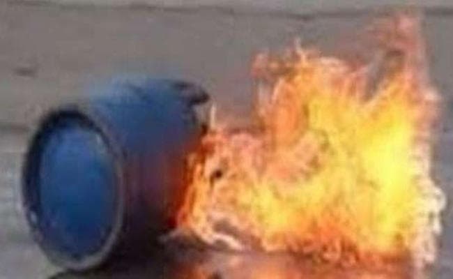 गैस सिलिंडर फटने से एक ही परिवार के तीन लोगों की मौत