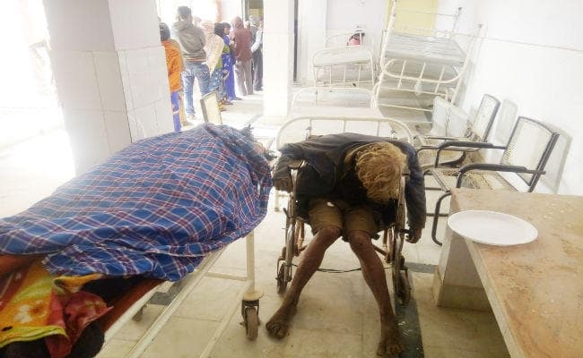 ...और 30 घंटे तक ह्वील चेयर पर बैठा रहा शव