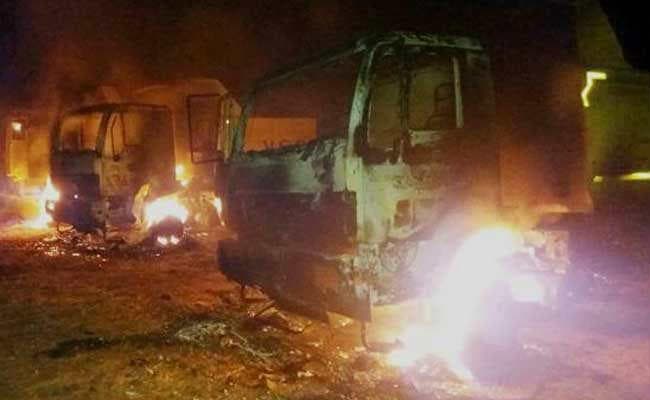 नक्सलियों ने सड़क निर्माण में लगी मशीनें व वाहन फूंके