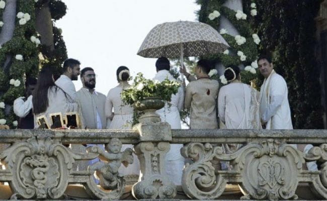 व्‍हाइट कलर की ड्रेस में नजर आये दीपिका पादुकोण-रणवीर सिंह, देखें शादी की 8 तसवीरें