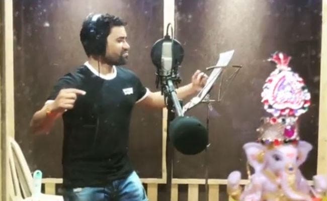 बीच रिकॉर्डिंग में गाना छोड़ किसे I LOVE YOU कह रहे हैं भोजपुरी स्टार निरहुआ... VIDEO