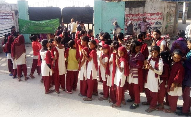 ऐसे मना झारखंड स्थापना दिवस : बच्चों को बुला लिया, स्टेडियम का गेट तक नहीं खुला, नारेबाजी करते हुए लौटे विद्यार्थी