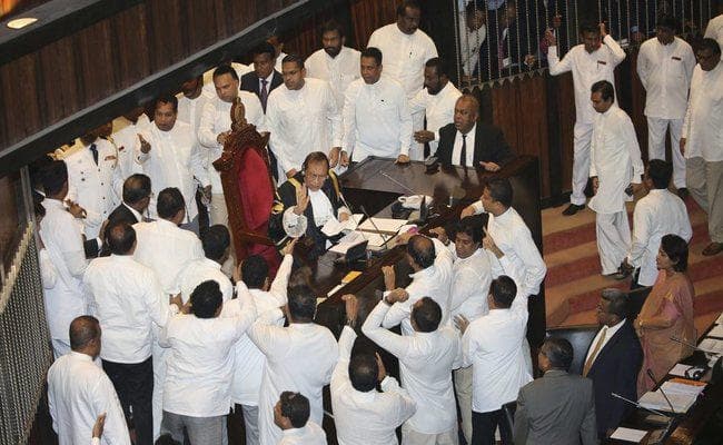 श्रीलंका की संसद में चले लात-घूंसे, अध्यक्ष पर फेंकी गयी रद्दी की टोकरी, कई सांसद घायल