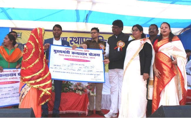 GUMLA : राज्य स्थापना दिवस पर एक करोड़ रूपये की परिसंपत्ति का वितरण