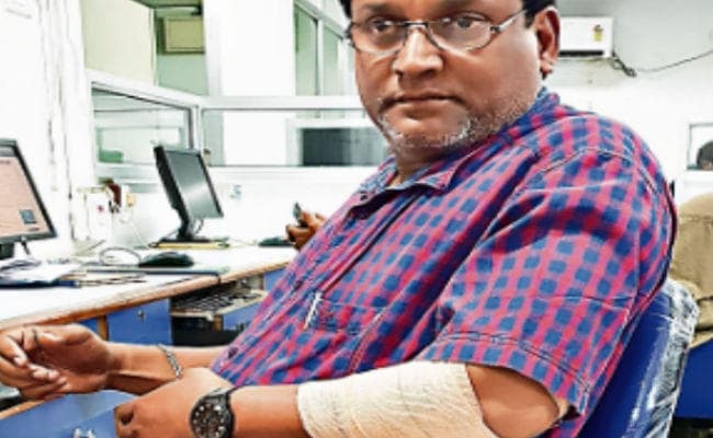 झारखंड स्थापना दिवस : पुलिस ने पत्रकारों पर उतारा गुस्सा, फोटोग्राफरों से छीने कैमरे, बाद में लौटाया