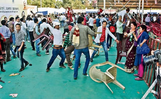 रांची : कार्यक्रम स्थल के बाहर टुकड़ों में बंट कर पारा शिक्षकों ने किया बवाल, पुलिस ने चलायी लाठी, शिक्षकों ने किया पथराव