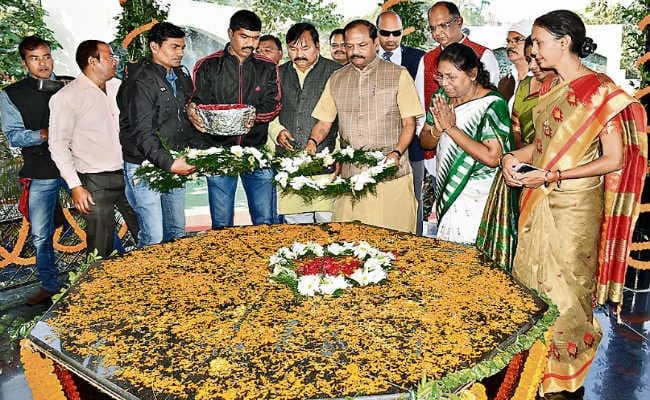 बिरसा जयंती पर बिरसा के सपनों का झारखंड बनाने का लिया संकल्प