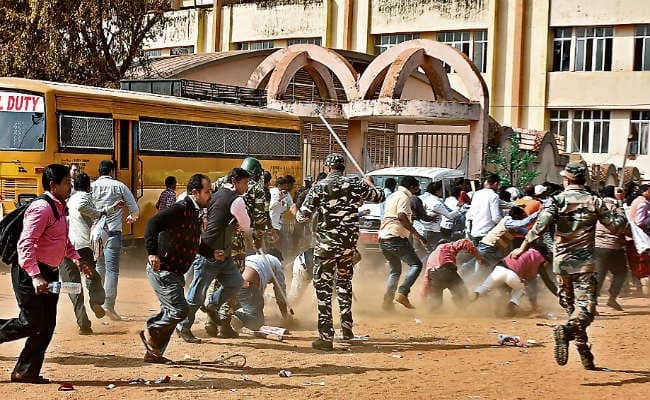 स्थापना दिवस: पारा शिक्षकों का हंगामा, पुलिस ने चलायी लाठी पत्रकारों की भी पिटाई, 216 शिक्षकों को बर्खास्त करने का आदेश