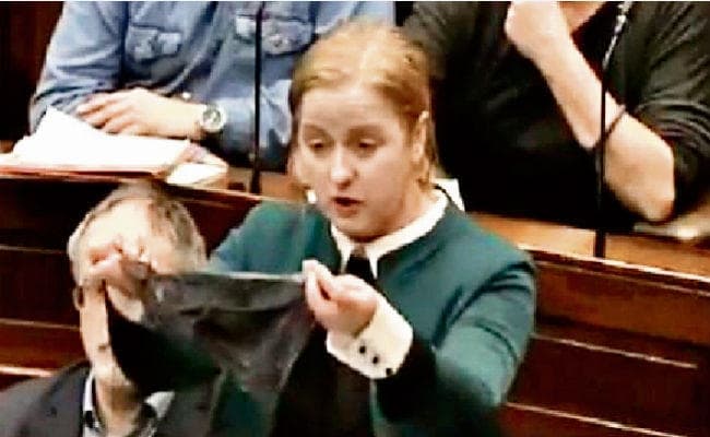 आयरलैंड : दुष्कर्मी के बरी होने पर जब महिला सांसद ने सदन में किया अंडरवेयर के साथ प्रदर्शन