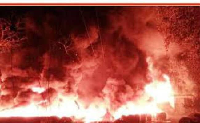 जूता व राशन गोदाम में लगी आग, भारी नुकसान