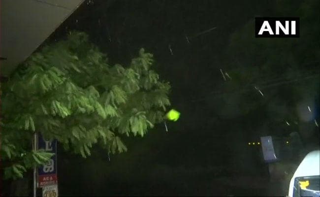 VIDEO: चक्रवाती तूफान गाजा ने नागपट्टनम में दी दस्तक, पैसेंजर ट्रेनें रद्द