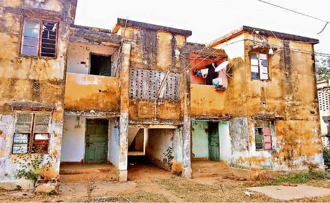 एसपी साहब! ट्रेन गुजरने पर कांपते हैं पुलिस लाइन के क्वार्टर, बैरक की हालत भी जर्जर