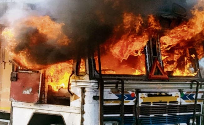 फुलवारीशरीफ : छठ का प्रसाद देकर लौट रहे पिता को ट्रक ने कुचला, बेटी बची, ट्रक फूंका, गाड़ियां तोड़ीं