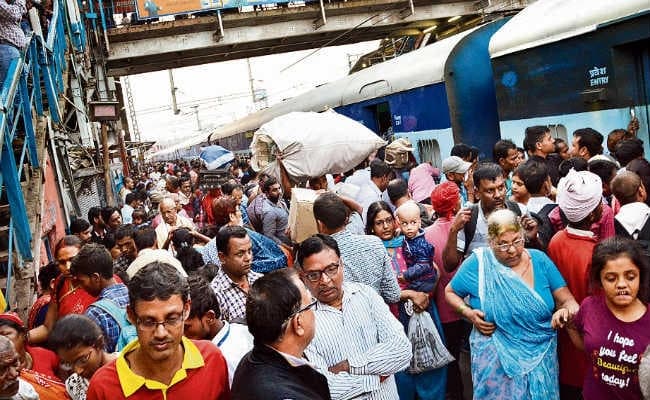 कुहासे में 60 के बदले 75 की स्पीड में चलेंगी एक्सप्रेस ट्रेनें, रेलयात्रियों की बढ़ी भीड़, जनरल व स्लीपर डिब्बों का एक जैसा हाल