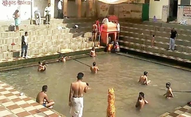 शेखावाटी में सूर्यकुंड के पास प्राचीन मंदिर में पत्नी के साथ विराजमान हैं भगवान सूर्य