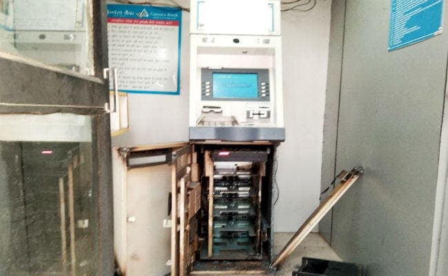 केनरा बैंक का ATM काट कर 7.64 लाख रुपये उड़ा ले गये चोर, मंकी कैप पहन कर दिया घटना को अंजाम