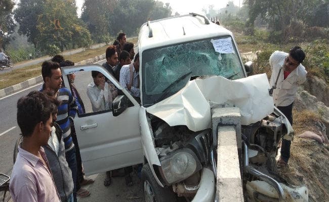 बारात से लौट रही स्कॉर्पियो पुल की रेलिंग से टकरायी, दूल्हे के फूफा की मौत, आठ घायल