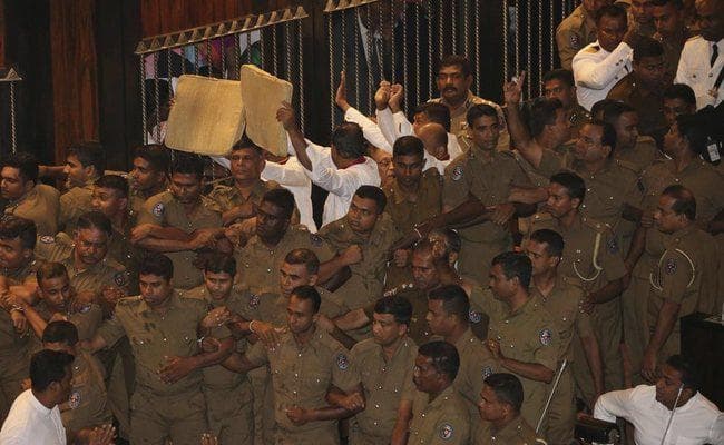 श्रीलंका : संसद में लगातार दूसरे दिन राजपक्षे समर्थकों ने अध्यक्ष को घेरा, पुलिस ने बाहर निकाला