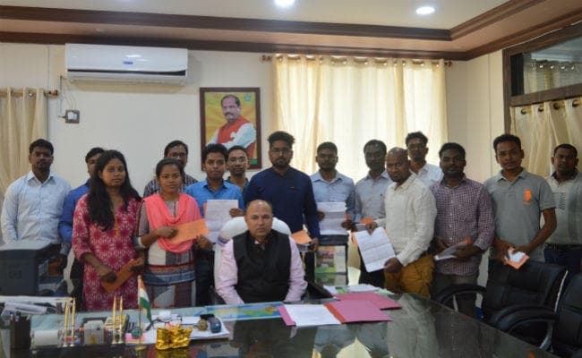 सिमडेगा : उपायुक्त ने 16 नवचयनित अभ्यर्थियों को नियुक्ति पत्र दिया