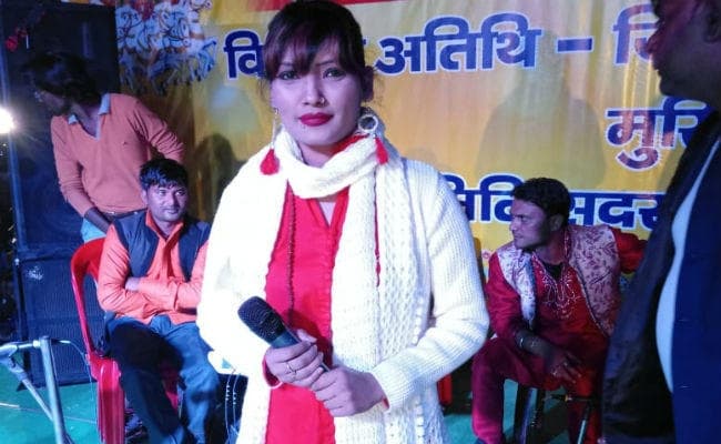 बरकट्ठा : छठ पूजा के मौके पर आयोजित कार्यक्रम में शहनाज अख्तर के गीतों पर झूमें दर्शक