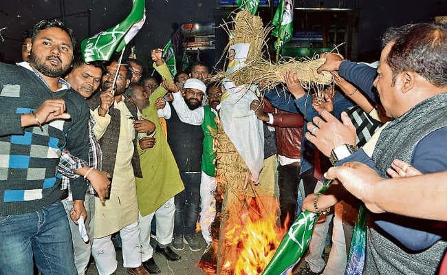 पारा शिक्षकों और पत्रकारों पर हमले के खिलाफ सड़क पर उतरी विपक्षी पार्टियां, सरकार को घेरा