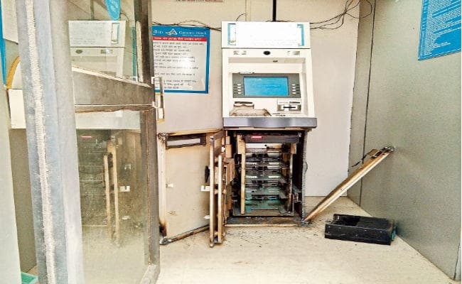 एटीएम काट चोरों ने उड़ाये ‍7.64 लाख रुपये, पहले सीसीटीवी केबल को काटा, उसके बाद गैस कटर से एटीएम को काट दिया
