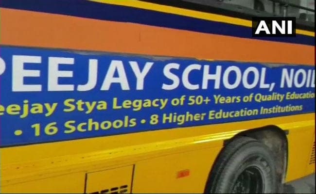 नोएडा में स्कूल बस अनियंत्रित होकर पिलर से टकराई, कई बच्चे घायल