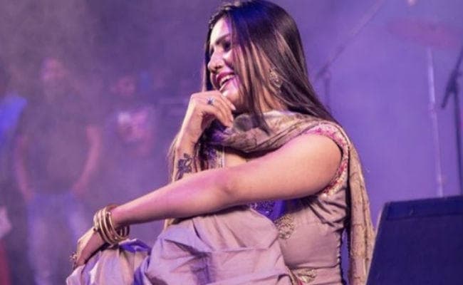 फिर हरियाणवी डांसर सपना चौधरी के शो में मचा बवाल, चल गयी गोली