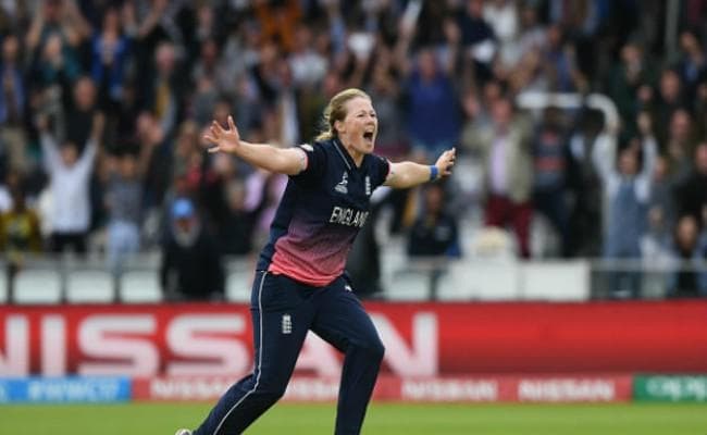 महिला टी20 विश्व कप  : श्रबसोले की हैट्रिक से इंग्लैंड सेमीफाइनल में पहुंचने के करीब
