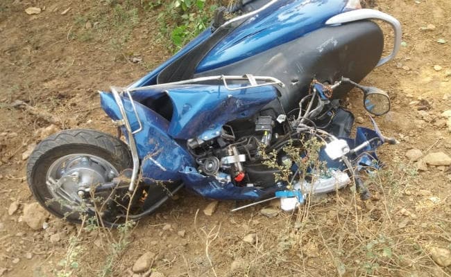 सिमडेगा : सड़क दुर्घटना में स्‍कूटी सवार युवती की मौत, दो गंभीर रूप से घायल, RIMS रेफर